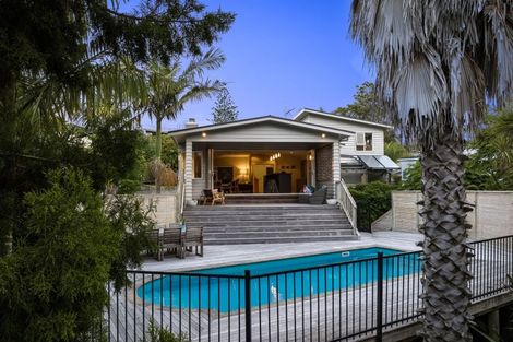 Photo of property in 13 Sandown Road, Rothesay Bay, Auckland, 0630