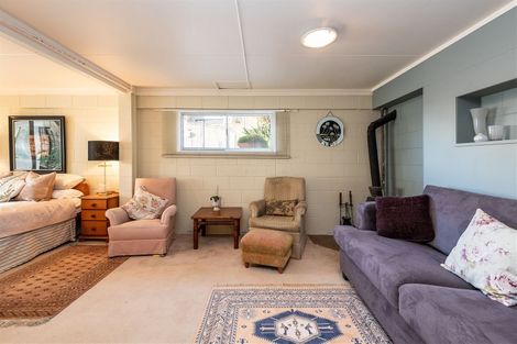 Photo of property in 17 Liston Crescent, Cockle Bay, Auckland, 2014