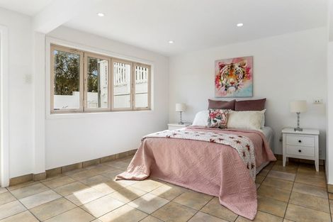 Photo of property in 2/4202a Great North Road, Glendene, Auckland, 0602