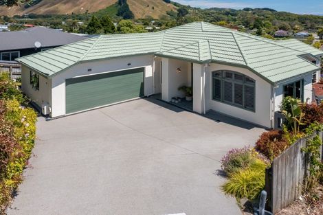 Photo of property in 56 Kakariki Grove, Waikanae, 5036
