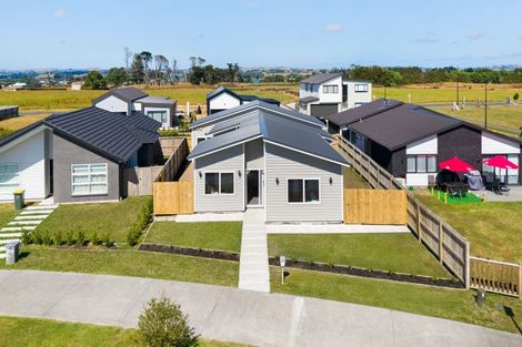 Photo of property in 17 Uatoto Road, Clarks Beach, 2122