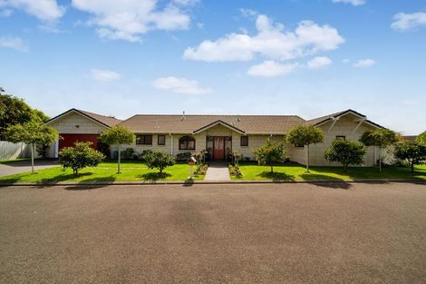 Photo of property in 10 Kinross Drive, Merrilands, New Plymouth, 4312
