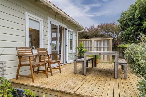 Photo of property in 35 Hicks Crescent, Waikanae Beach, Waikanae, 5036