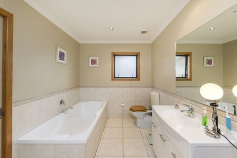 Photo of property in 56 Ruapehu Drive, Fitzherbert, Palmerston North, 4410