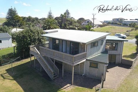 Photo of property in 4 Sea View Road, Baylys Beach, Dargaville, 0377