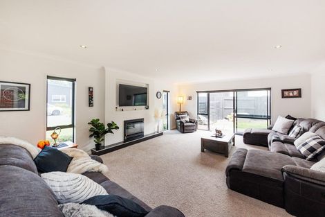 Photo of property in 5 D'urville Place, Kelvin Grove, Palmerston North, 4414