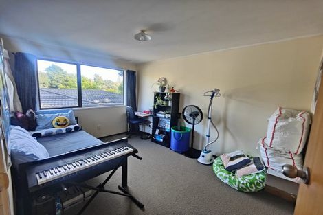 Photo of property in 6 Garner Place, Glenfield, Auckland, 0629