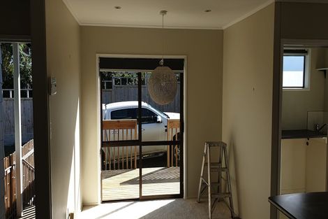 Photo of property in 33 Hobsonville Road, West Harbour, Auckland, 0618