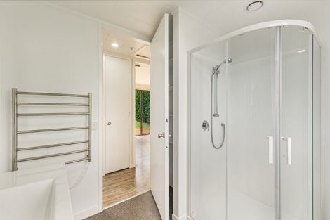 Photo of property in 98 Wade River Road, Stanmore Bay, Whangaparaoa, 0932