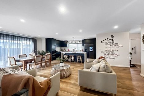 Photo of property in 53 Johnstone Drive, Fitzherbert, Palmerston North, 4410