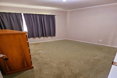 Photo of property in 21 Honeysuckle Place, Northcote, Christchurch, 8052