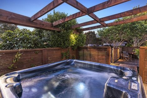 Photo of property in 102 Boord Crescent, Kumeu, 0891