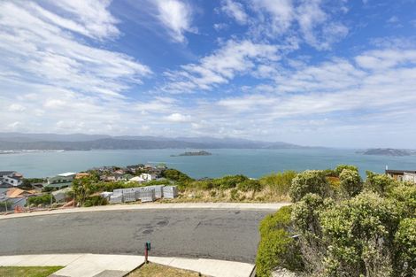 Photo of property in 5a Sunhaven Drive, Newlands, Wellington, 6037