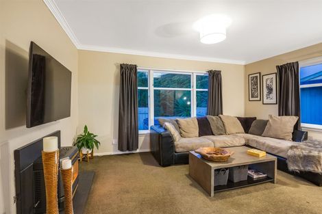 Photo of property in 44 Grays Road, Plimmerton, Porirua, 5026