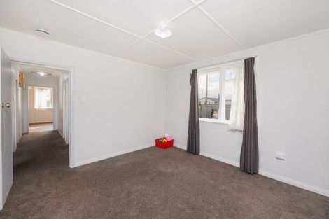 Photo of property in 33 Holland Crescent, Bulls, 4818