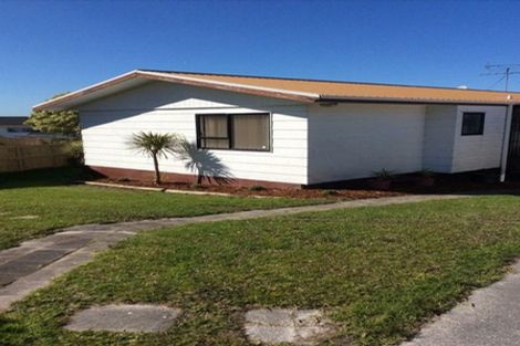 Photo of property in 17 Ngatira Place, Snells Beach, 0920