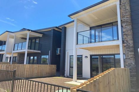 Photo of property in 2/60 Hayfield Way, Karaka, Papakura, 2580