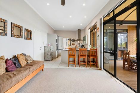 Photo of property in 4 Kingtide Place, Red Beach, 0932