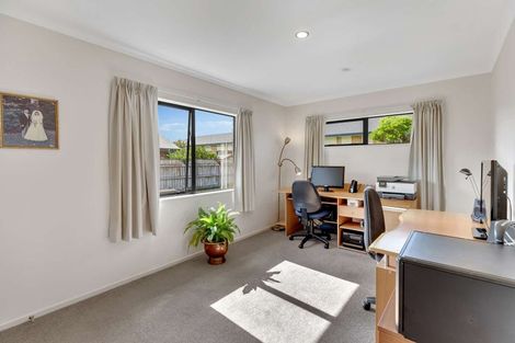 Photo of property in 4 Barry Curtis Place, Levin, 5510