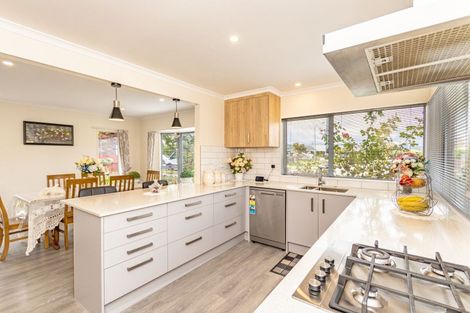 Photo of property in 6 Royal Oak Drive, Kelvin Grove, Palmerston North, 4414