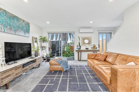 Photo of property in 2/24 Kelwyn Road, Kelston, Auckland, 0602