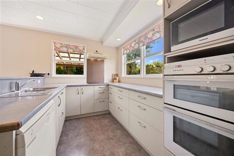 Photo of property in 38 Chatsworth Crescent, Pakuranga Heights, Auckland, 2010