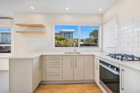 Photo of property in 2/24 Neal Avenue, Glenfield, Auckland, 0629