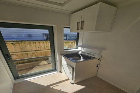 Photo of property in 86 Reeves Road, Pakuranga Heights, Auckland, 2010