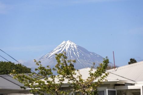 Photo of property in 8 Blenheim Place, Vogeltown, New Plymouth, 4310