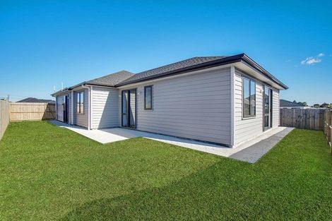 Photo of property in 8 Twin Parks Rise, Papakura, 2110