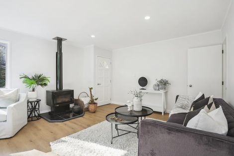 Photo of property in 2/9a De Val Drive, Titirangi, Auckland, 0604