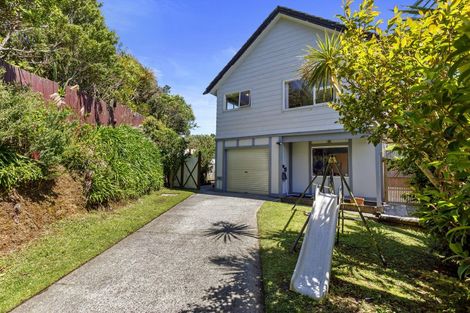 Photo of property in 52 Colchester Crescent, Newlands, Wellington, 6037