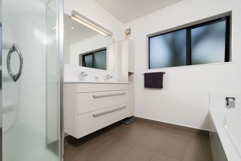 Photo of property in 7 Oakpark Place, West Harbour, Auckland, 0618