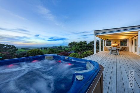 Photo of property in 10 Kaipara View Road, Helensville, 0875