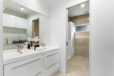 Photo of property in 26 Seaview Road, Castor Bay, Auckland, 0620