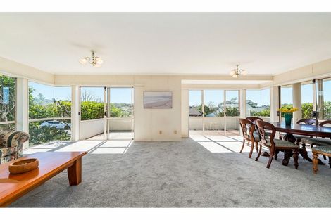 Photo of property in 29 Taupiko Place, Green Bay, Auckland, 0604