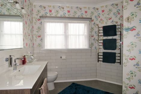 Photo of property in 2 Highbury Drive, Levin, 5510