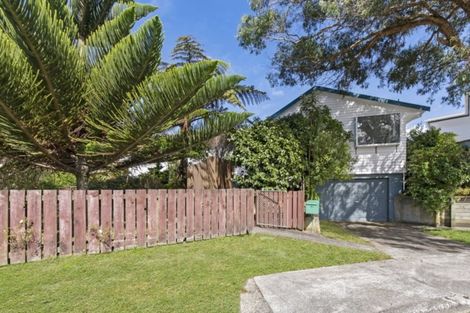 Photo of property in 24 Bartlett Grove, Tawa, Wellington, 5028