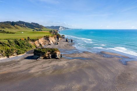 Photo of property in 2 Hills Road, Tongaporutu, Urenui, 4378