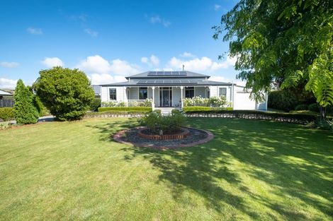 Photo of property in 2 Kaweka Place, Havelock North, 4130