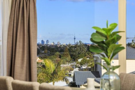 Photo of property in 2/12 Mossop Rise, Glenfield, Auckland, 0629