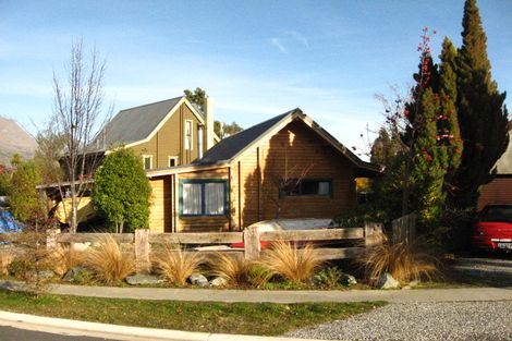 Photo of property in 4 Larch Court, Kelvin Heights, Queenstown, 9300