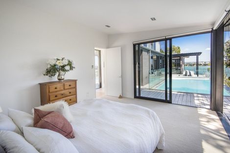 Photo of property in 10a First Avenue, Stanley Point, Auckland, 0624