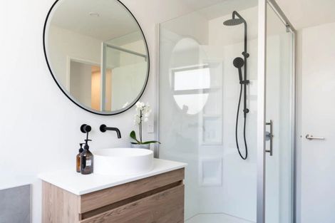 Photo of property in 21 Te Piriti Road, One Tree Point, 0118