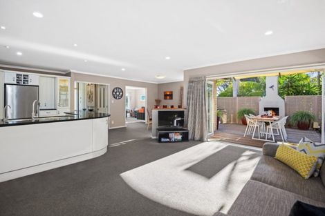 Photo of property in 40 Moyrus Crescent, East Tamaki Heights, Auckland, 2016