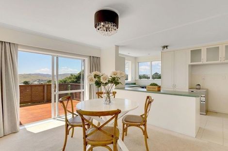 Photo of property in 2 Karoro Place, Paremata, Porirua, 5024