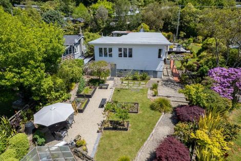 Photo of property in 33 Jocelyn Crescent, Pinehaven, Upper Hutt, 5019