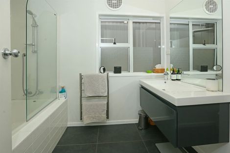 Photo of property in 5 Taitua Drive, Te Atatu South, Auckland, 0610