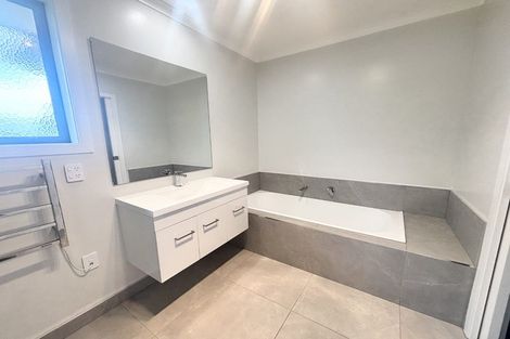 Photo of property in 5 Rewarewa Way, Timberlea, Upper Hutt, 5018