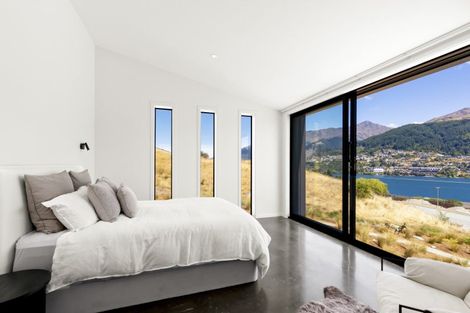 Photo of property in 8 Spring Hill Road, Kelvin Heights, Queenstown, 9300